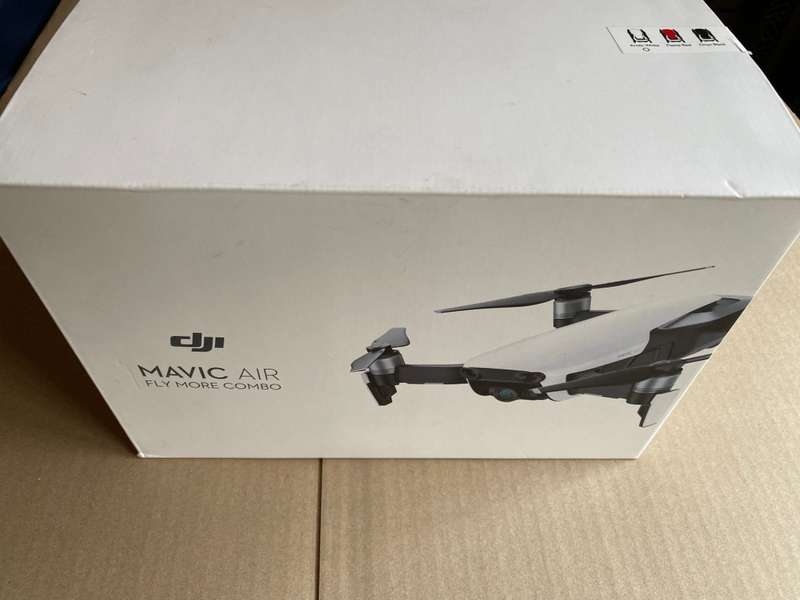 BOXED DJI MAVIC AIR WHITE|REMOT CONTROLLER|4 BATTERIES|POUCH|BOX| 2 SET OF PROPELLERS|GOOD CONDITION